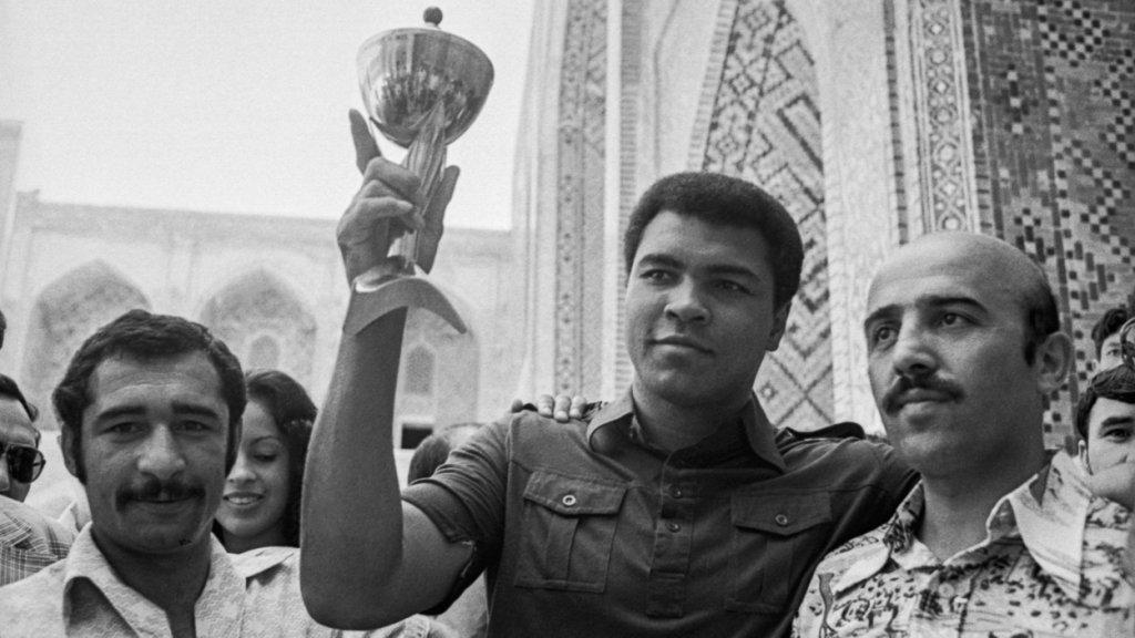 Bigpicture.ru Мохаммед Али в мечети во время визита в СССР 1978 год