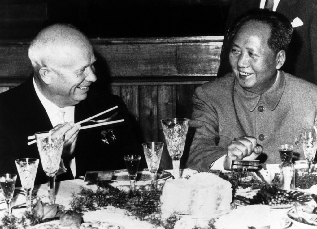 Bigpicture.ru Никита Хрущев и Мао за обеденным столом