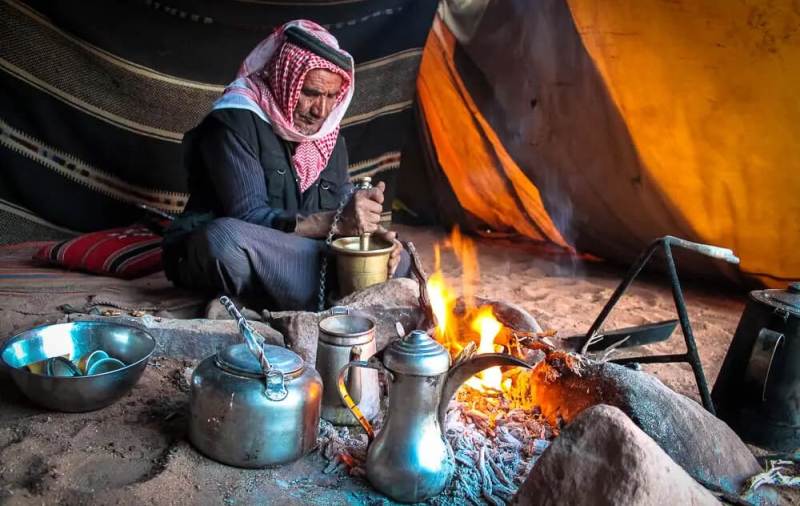 Bigpicture.ru бедуин готовит кофе в палатке