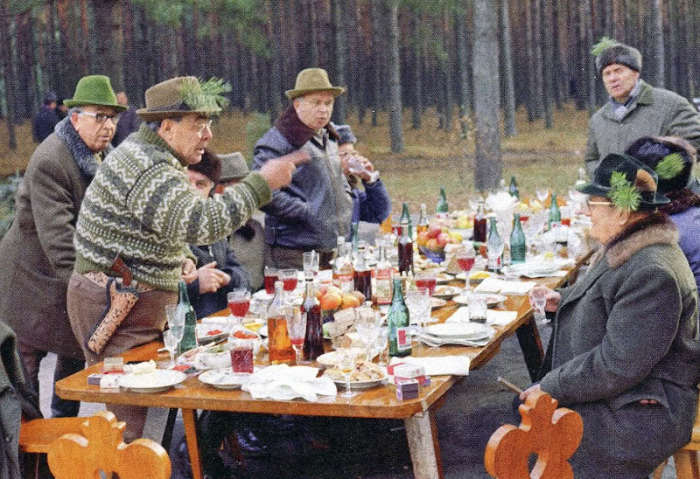 Bigpicture.ru Леонид Брежнев у накрытого стола в лесу на охоте