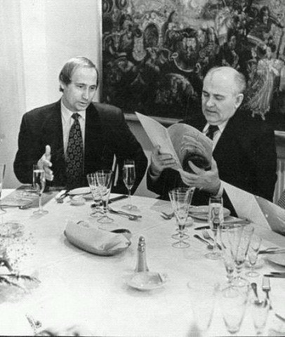 Bigpicture.ru Михаил Горбачев и Владимир Путин за столом В ресторане