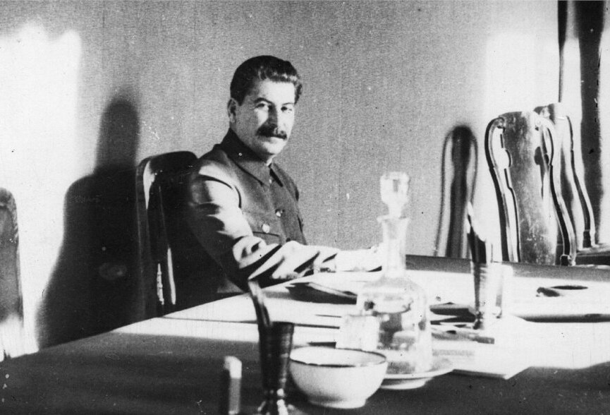 Bigpicture.ru Сталин сидит за столом с графином