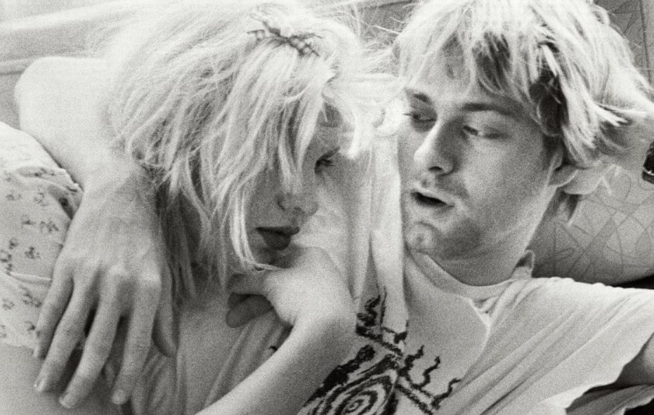 Интимный портрет Курта Кобейна и Кортни Лав в спальне