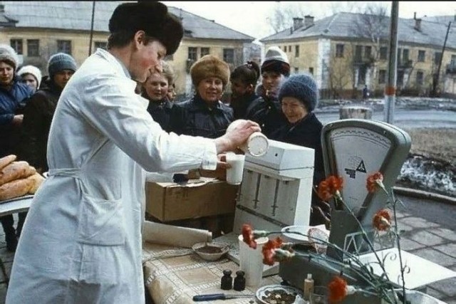 Bigpicture.ru Советские граждане готовы были пить холодный молочный коктейль даже в холодную погоду