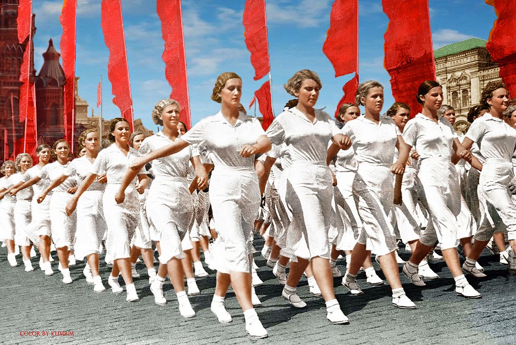 Bigpicture.ru парад физкультурников шагающие женщины в платьях раскрашенные фото