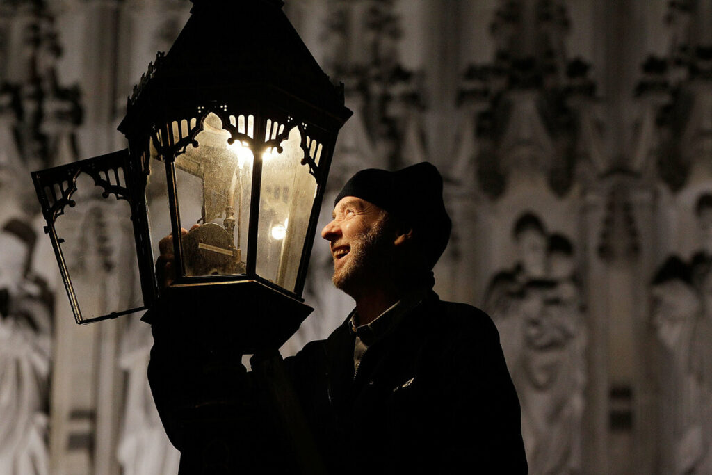 Bigpicture.ru История Pluto Lamp: как британец научил фонари продавать кофе и вызывать полицию