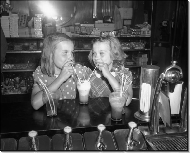 Bigpicture.ru девочки пьют коктейль через соломинку ретро фото