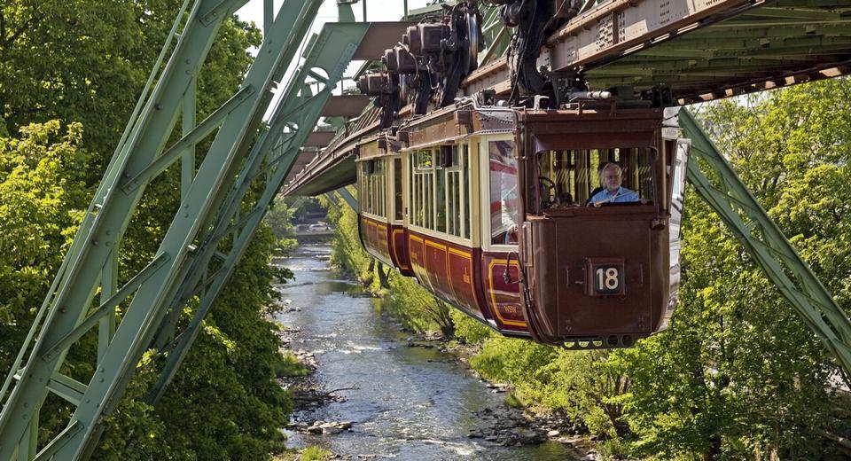 Швебебан Вупперталь &mdash; современный вагон монорельса над рекой Вуппер