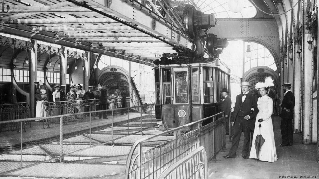 Вуппертальская подвесная дорога история &mdash; пассажиры возле станции начало 1900-х годов