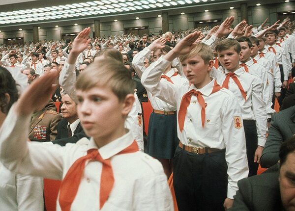 Футбол, байки и рукопожатия: почему их строго запрещали советским пионерам