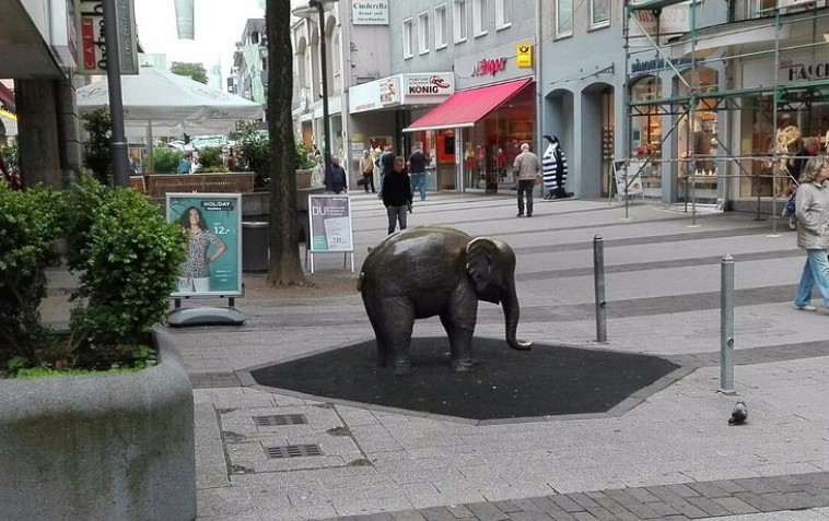 Памятник слонихе Туффи в Вуппертале на месте падения с подвесной дороги