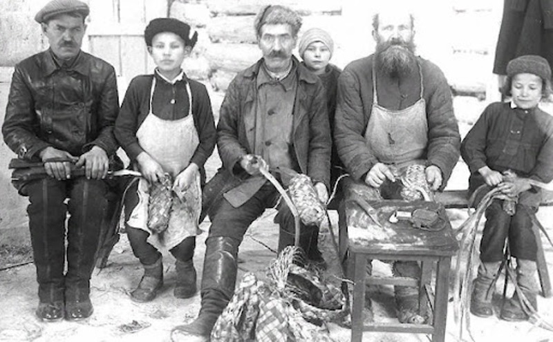 Bigpicture.ru изготовление лаптей в начале 20-го века