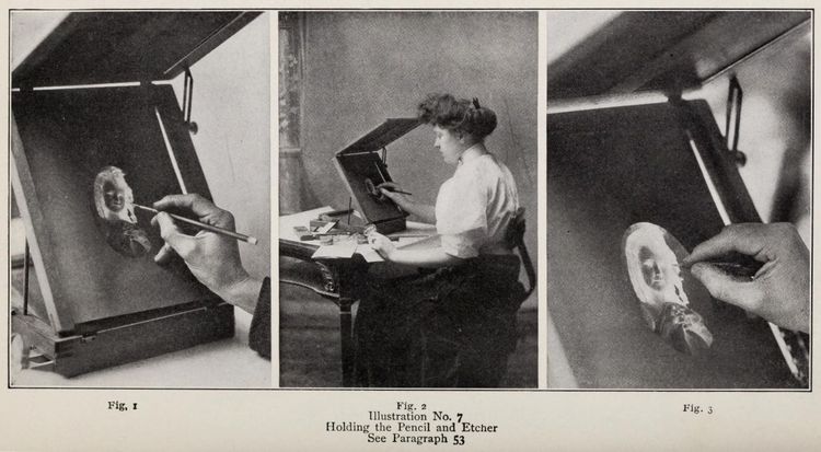 Фотограф ретуширует негатив карандашом