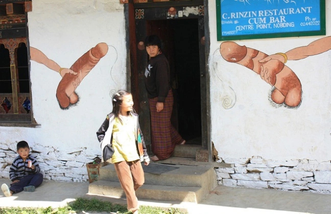 Bigpicture.ru Почему в Бутане повсюду изображения фаллосов pictures of bhutan penis symbol