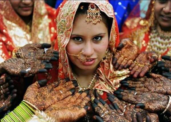 Зачем индийские женщины носят кольца в носу