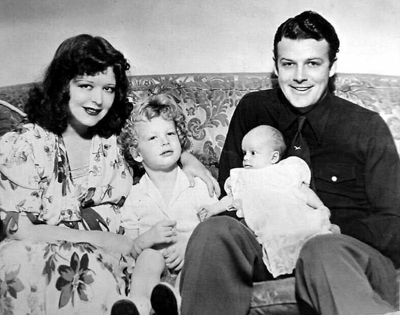 Клара Боу с мужем Рексом Беллом и двумя сыновьями семейное фото