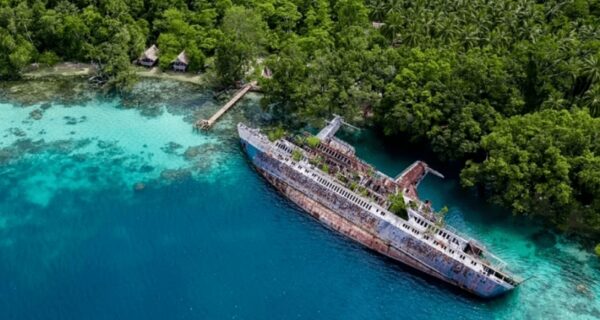 Брошенный посреди рая: круизный лайнер после крушения прославился на весь мир