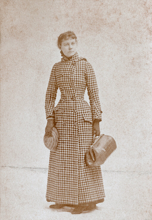 Нелли Блай с дорожным саквояжем перед отплытием, 1889