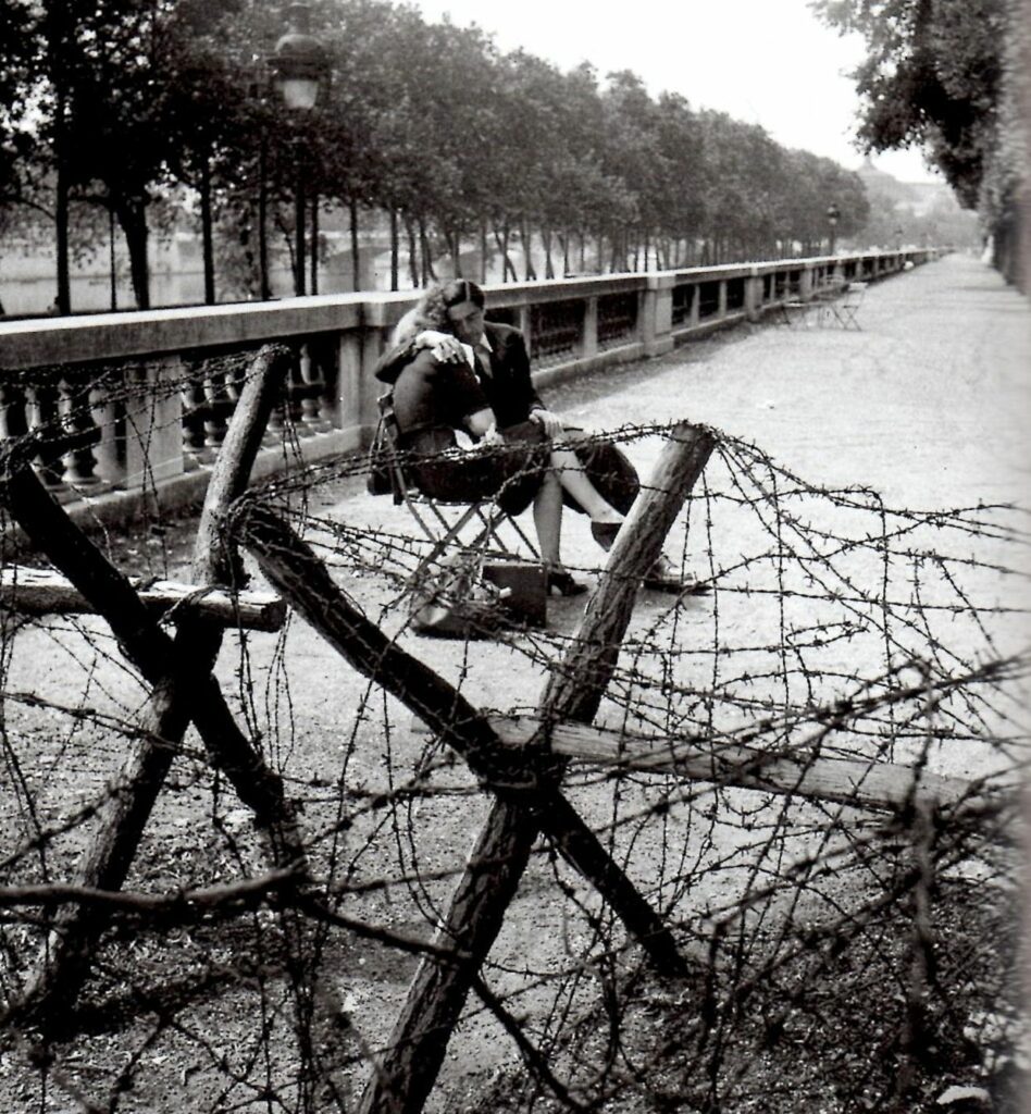 Bigpicture ru amour et barbelc3a9s tuileries paris 1er 1944 robert doisneau