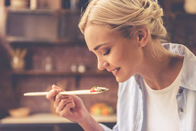 Bigpicture.ru beautiful girl is tasting food smiling while cooking Пробовать блюда