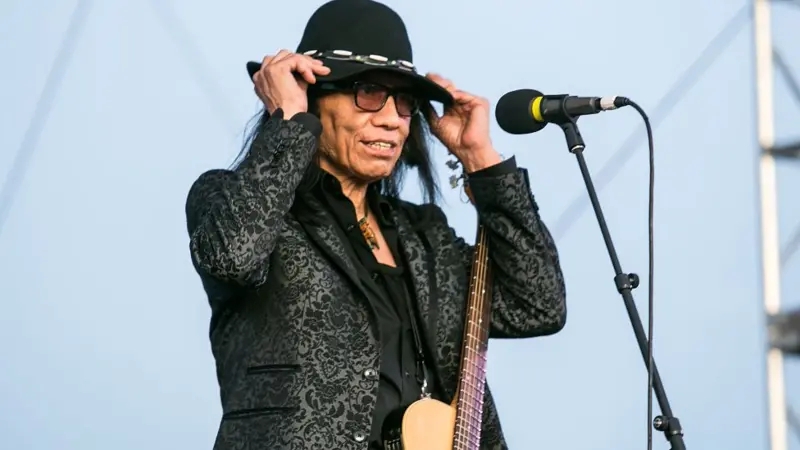 Концертное фото Sixto Rodriguez с гитарой