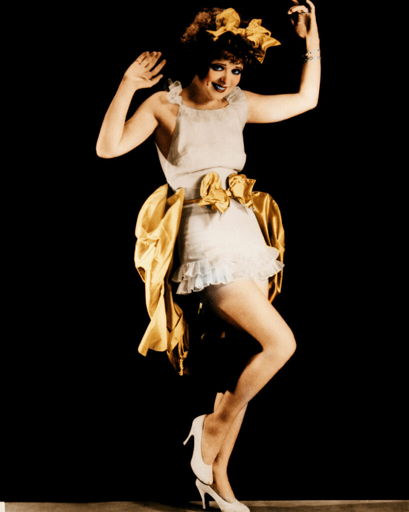 Клара Боу девушка с Этим танцует в ярком платье с задорной улыбкой