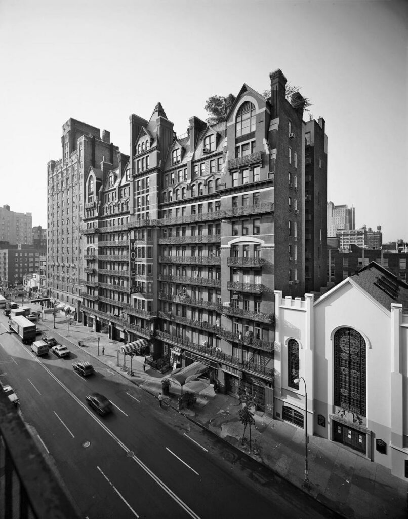 Фасад отеля Челси с кованными балконами &mdash; архитектура XIX века