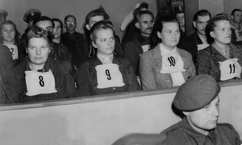 надзирательницы на суде