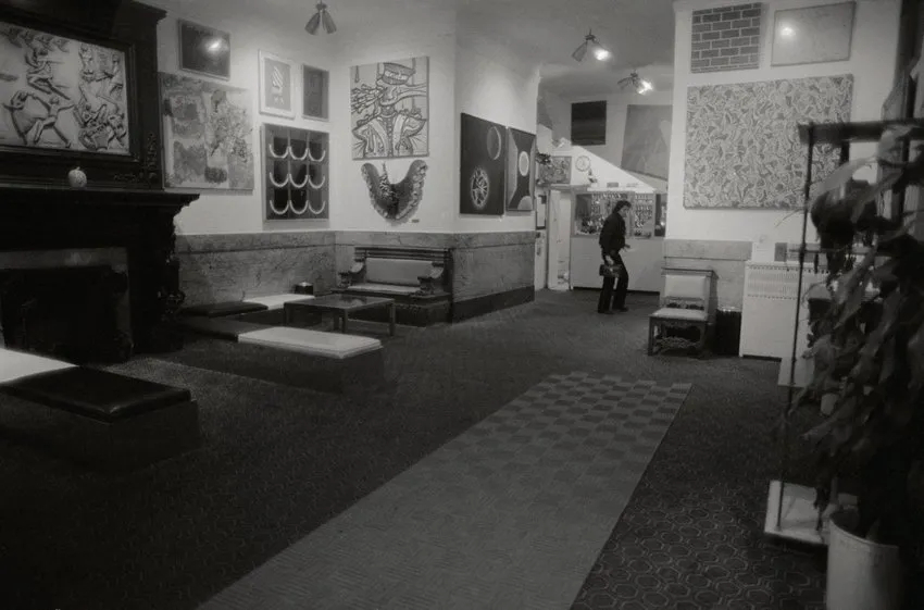 Холл отеля Челси &mdash; стены увешаны картинами постояльцев