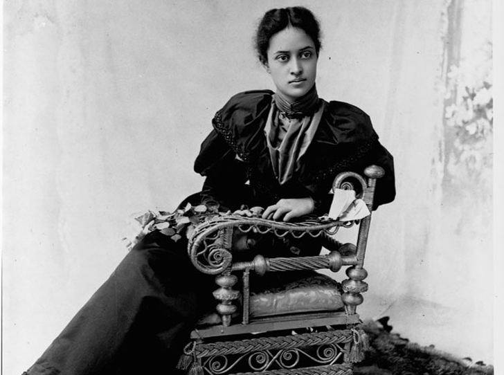 Принцесса Каюлани в кресле, фотография последних лет жизни с грустным выражением лица