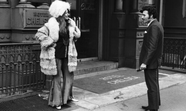 Дженис Джоплин у входа в отель Челси, 1969 год
