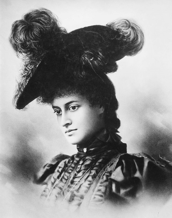 Принцесса Каюлани в европейском платье, парадный портрет XIX века