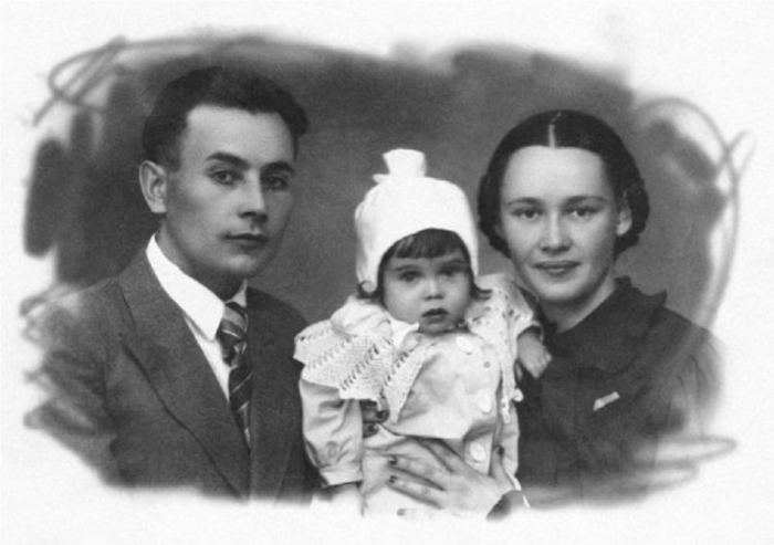 Зинаида Апарина (Zinaida Aparina) с мужем и дочерью
