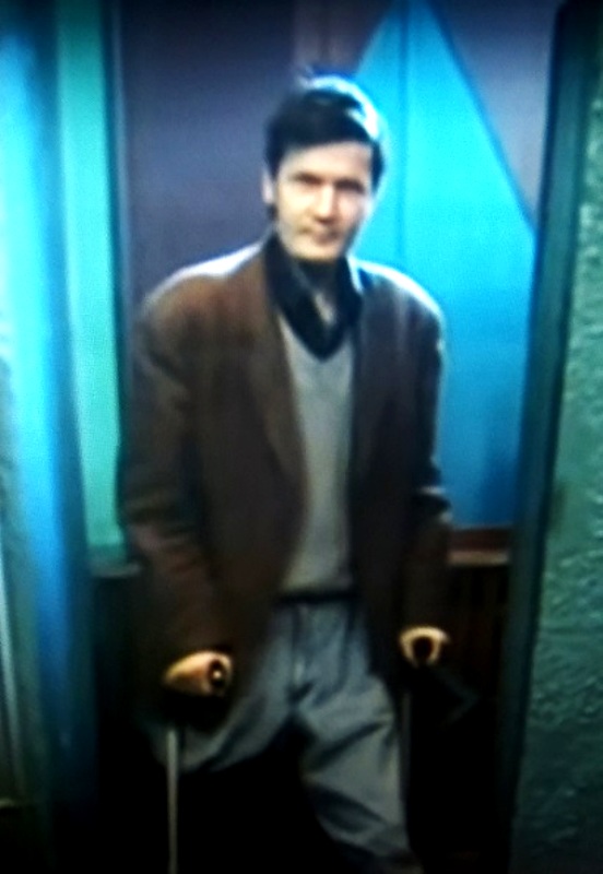 Артур Елисеев на костылях после ампутации ноги