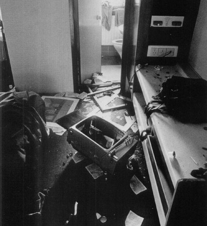Разгромленный номер 100, в котором жили Сид Вишес и Нэнси Спанджен в отеле Челси