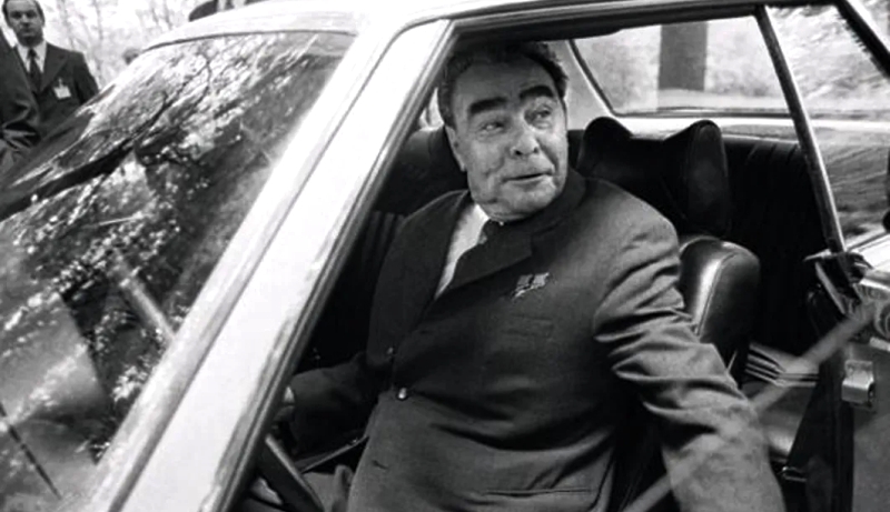 Леонид Брежнев садится в автомобиль, Кремль, 1970-е