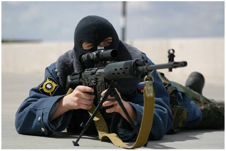 Снайпер российского спецназа с винтовкой во время операции