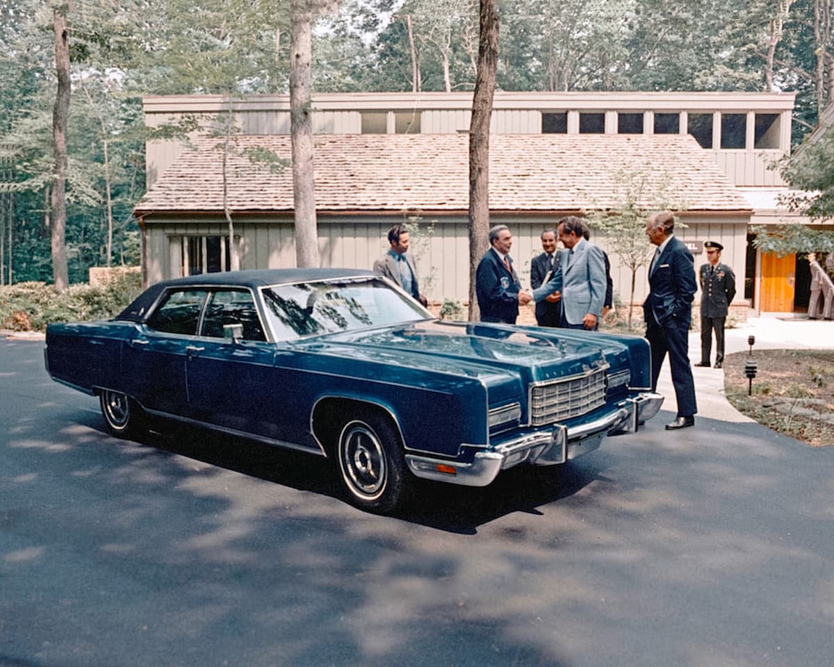 Ричард Никсон вручает Леониду Брежневу ключи от Lincoln Continental