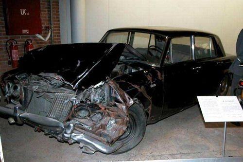 Разбитый Rolls-Royce Леонида Брежнева в музее оккупации в Риге