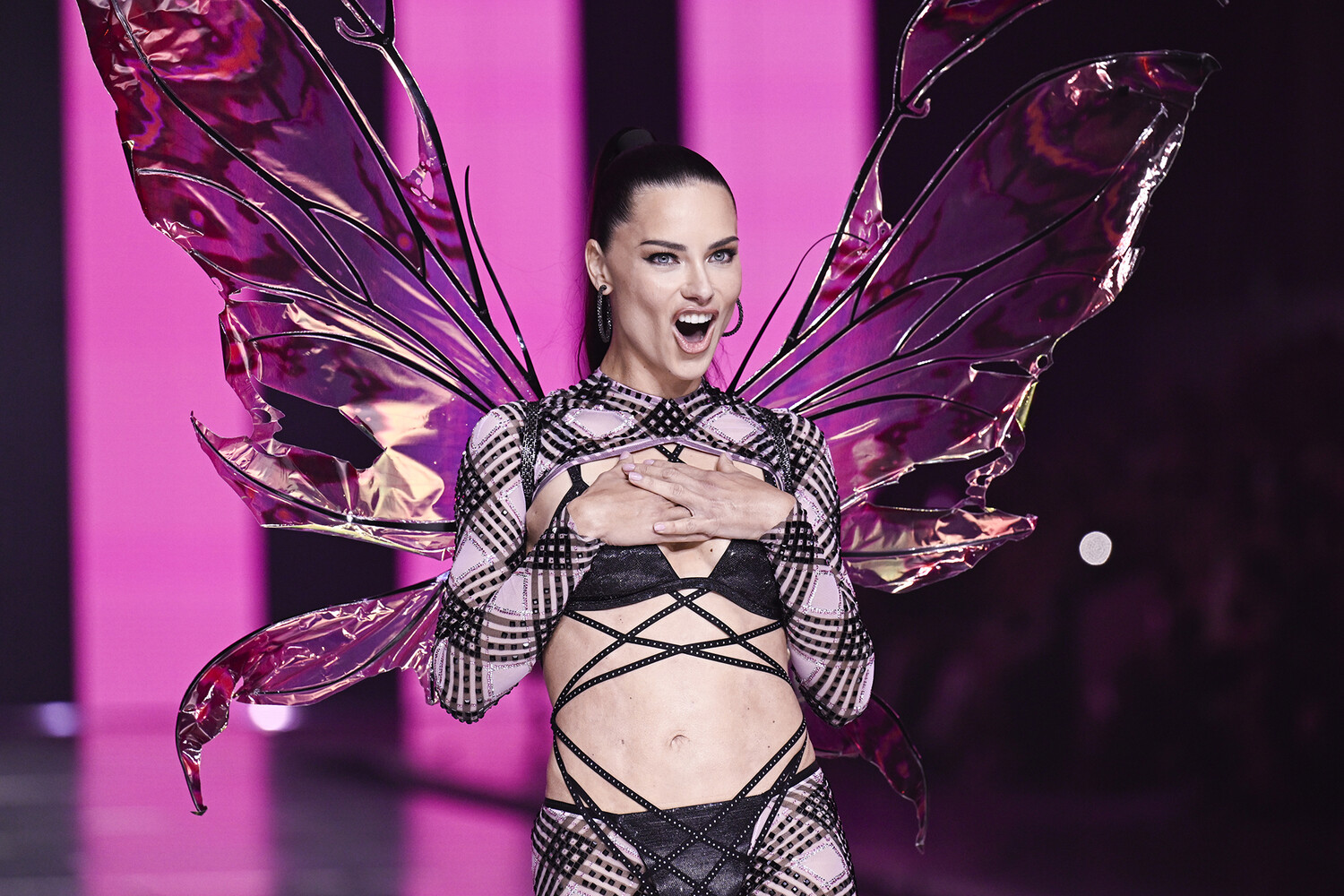 Супермодель Адриана Лима во время показа мод Victoria's Secret Fashion Show 2024