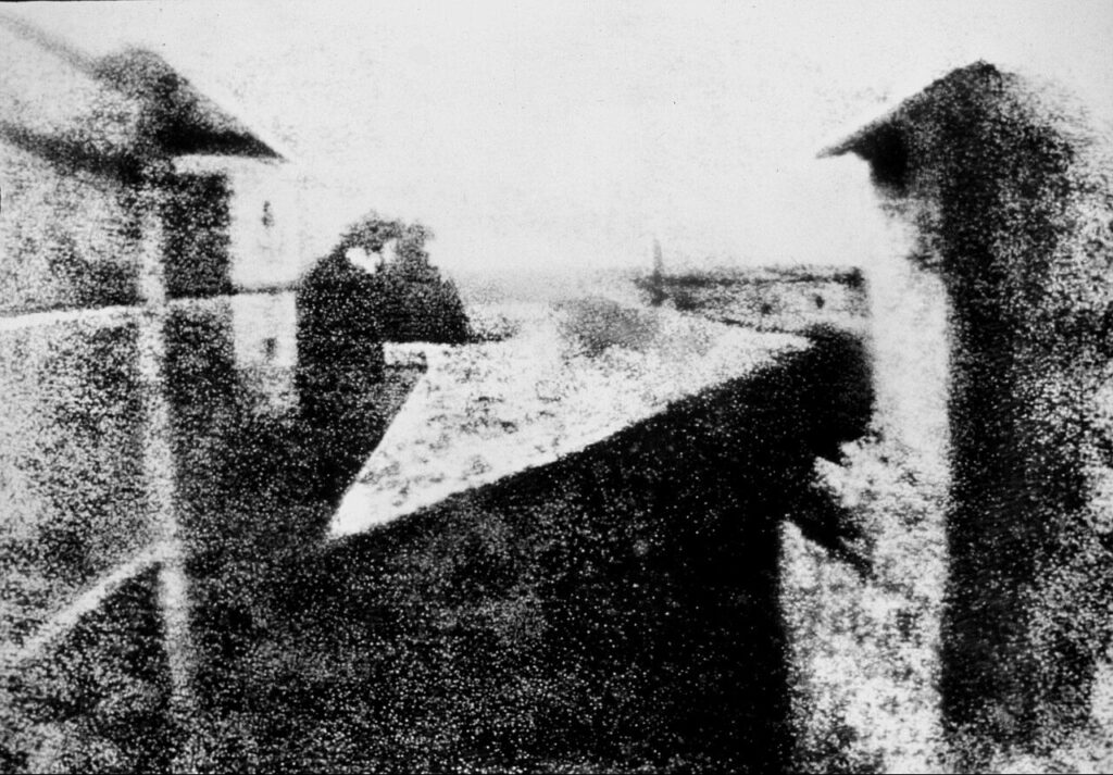 Первый в истории фотоснимок Вид из окна в Ле Гра, сделанный Жозефом Ньепсом в 1826 году