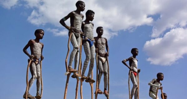 Всегда на высоте: почему мужчины народа банна предпочитают ходить на ходулях