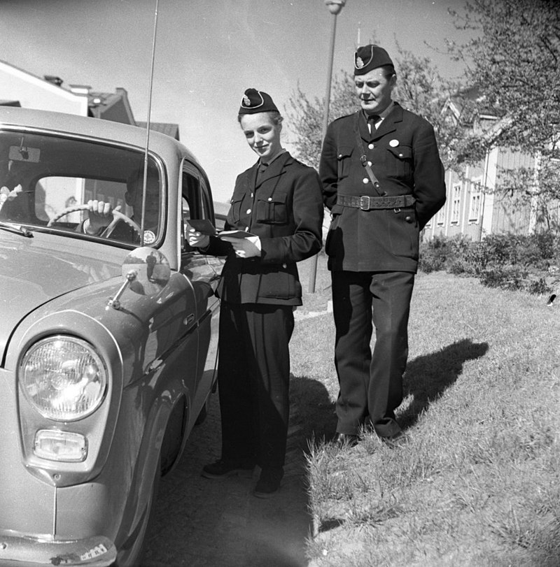 шведские полицейские возле авто 1957
