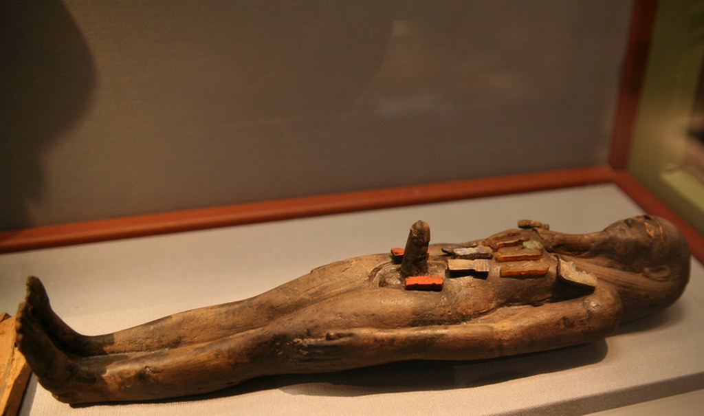 Древнеегипетская мумия мужчины с деревянным фаллосом