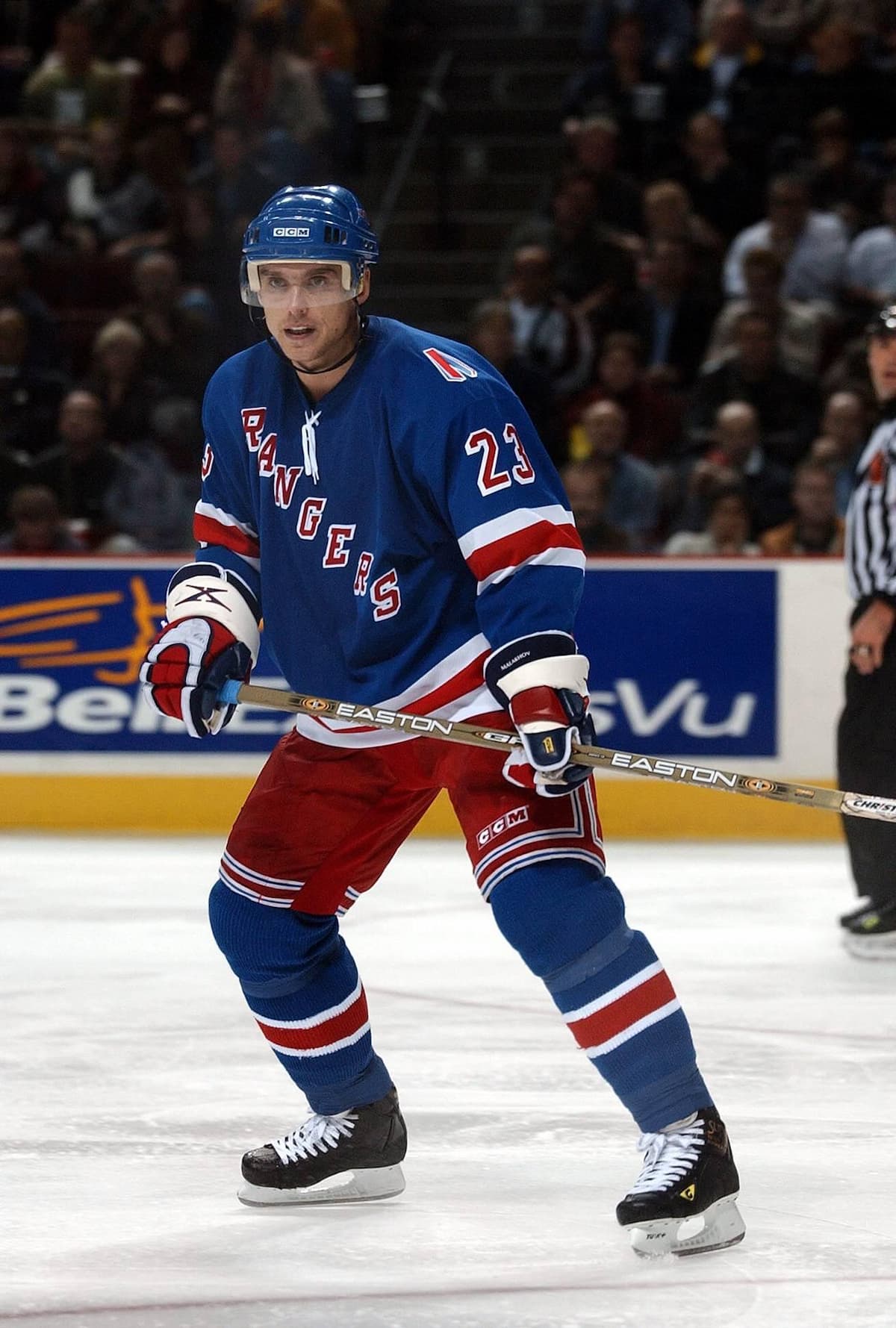 Хоккеист Владимир Малахов на льду в форме New York Islanders НХЛ