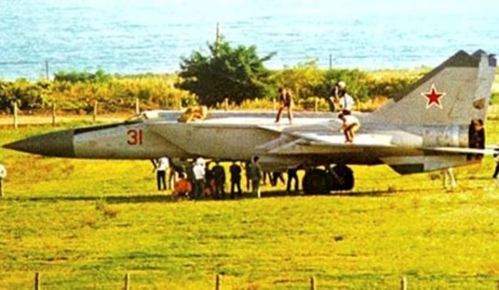 МиГ-25 старшего лейтенанта Беленко выкатился за пределы полосы гражданского аэродрома Хакодате, остров Хоккайдо, сентябрь 1976