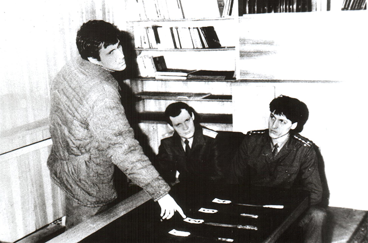 Задержание подозреваемого сотрудниками милиции, 1990-е годы