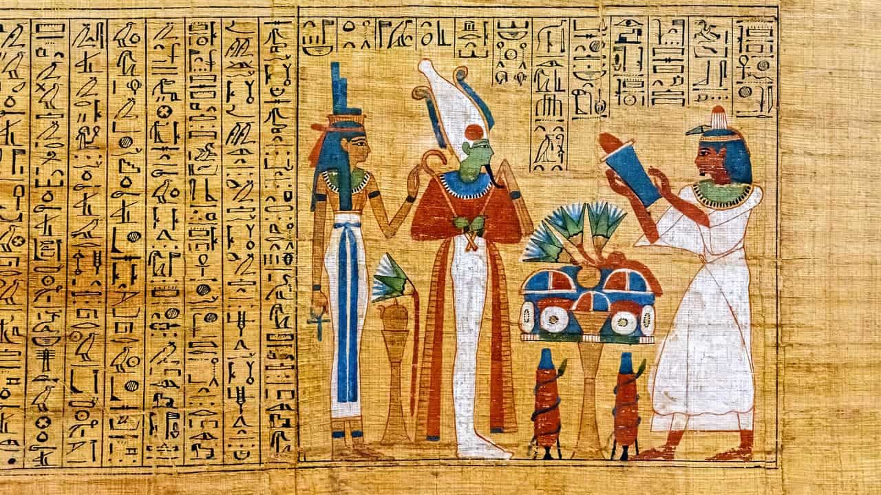 Древнеегипетская сцена с богами Осирисом и Исидой на папирусе