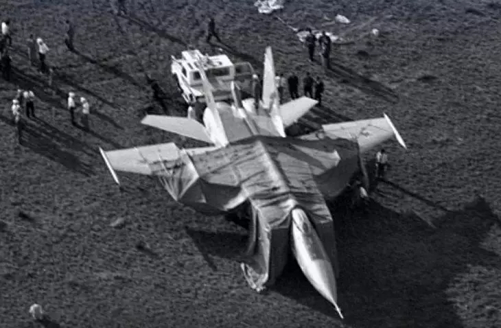 Американские и японские инженеры изучают разобранный истребитель МиГ-25 Виктора Беленко, сентябрь 1976