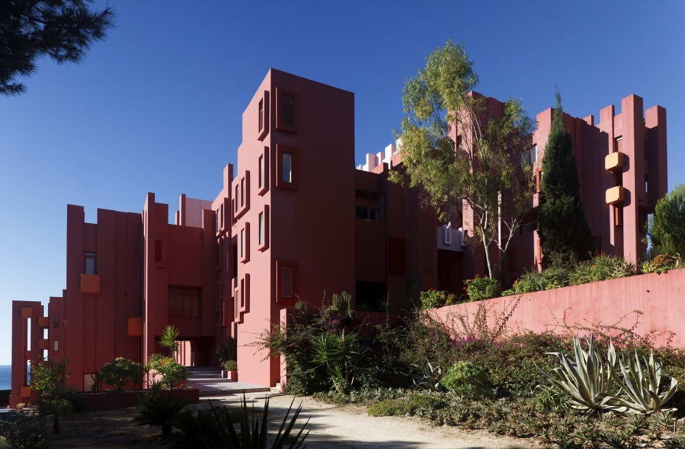 Многоквартирный дом «Красная стена» (La Muralla Roja) в Испании